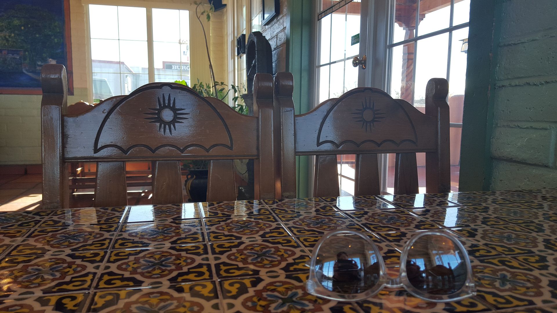  photo ChairsParasolHolly.jpg