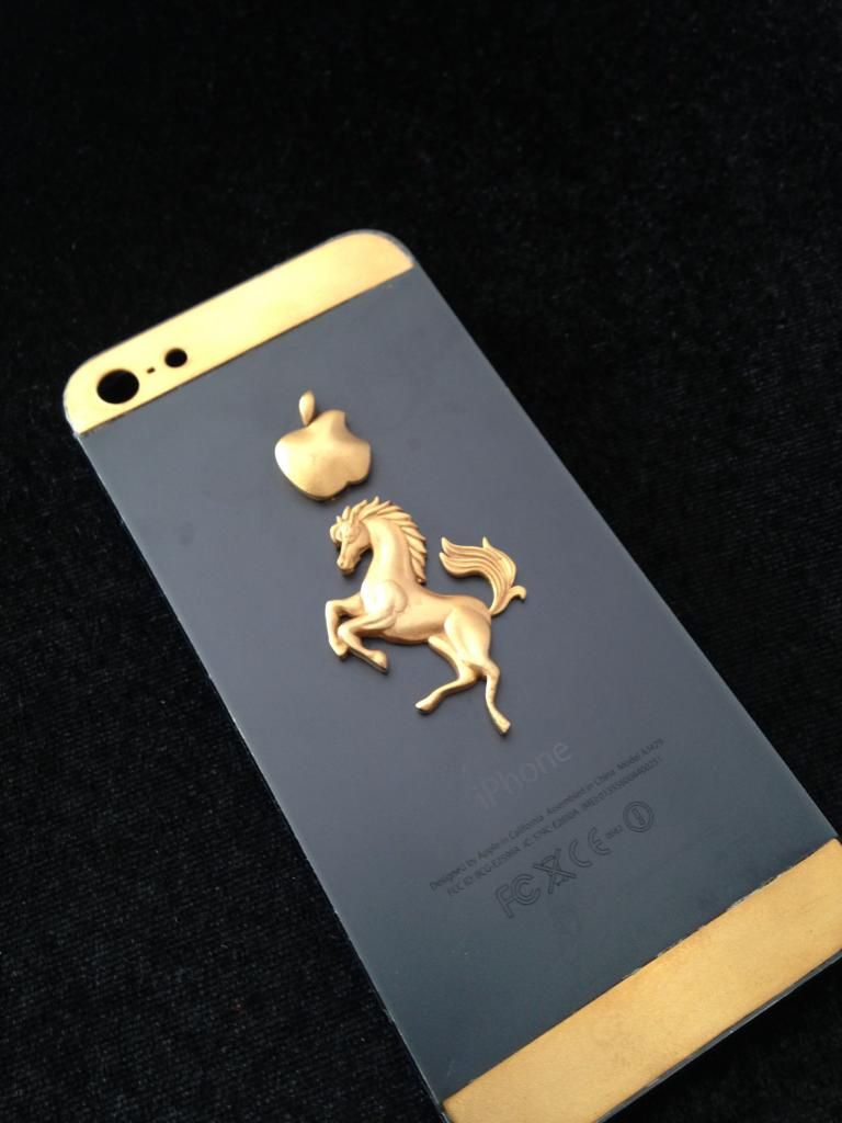 Gia công thiết kế vỏ Iphone con ngựa Ferrari nhìn độc đáo và sang trọng - 1