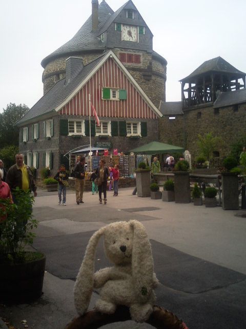 http://i1274.photobucket.com/albums/y436/strunki/22-09-13%20Schloss%20Burg/Foto7535_zps6cf965c4.jpg