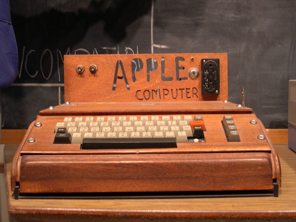 first-apple-computer-apple-1-with-home-made-wooden-case_zps87a4ffc7.jpg