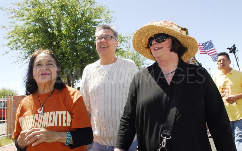 1272758623-tucson-may-day-immigration-march-with-linda-ronstadt_318230_zps0e7cf116.jpg